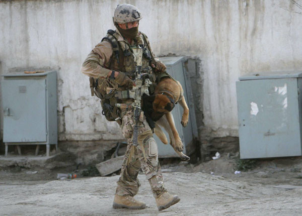 아프가니스탄 카불에서 군견을 매고 다니는 英특수부대 SBS 대원. ⓒ아미포토넷 캡쳐