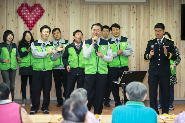 ▲ ⓒ뉴데일리 권기선 부산경찰청장 직접 노래와 춤을 선보였다.