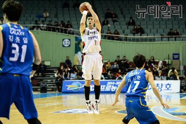 ▲ 안양 KGC 인삼공사의 양희종이 슈팅을 시도하고 있다.ⓒ한국프로농구연맹