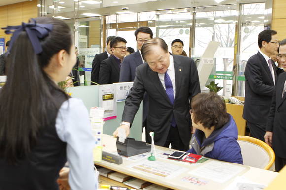 ▲ 대구혁신센터지점을 현장방문한 김주하(가운데) 농협은행장