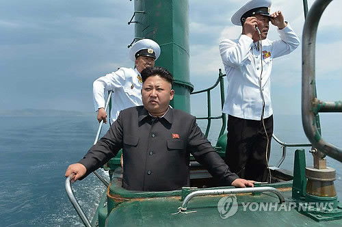 사진은 북한 김정은이 지난해 6월 16일 노동신문 사진으로 167부대를 시찰한 모습이다. 김정은이 잠수함의 망루(turret)에 올라 전방을 응시하는 모습.ⓒ연합뉴스