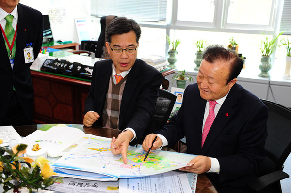 ▲ 기획재정부 방문, 삼애원 개발 정부차원 정책·재정적 지원 건의하고 있는 박보생시장(사진 오른쪽)ⓒ김천시 제공