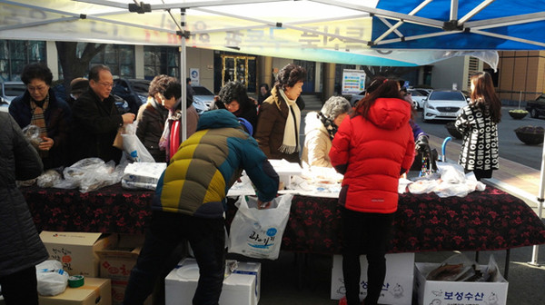 ▲ 포항시가 대구 수성구에서 직거래 장터를 열고 과메기 등을 싼 가격에 판매했다.ⓒ포항시 제공