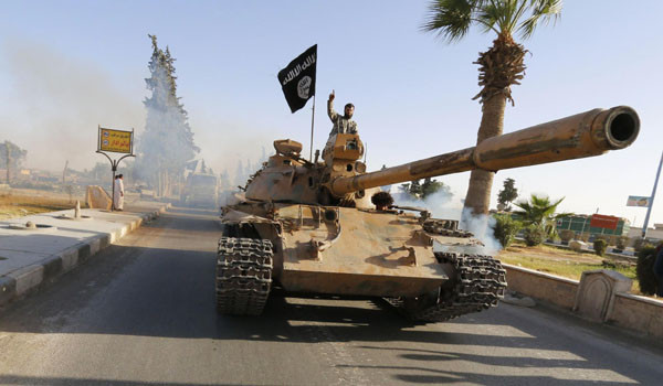 2014년 8월 하순, 시리아 군의 탱크를 빼앗아 타고 락까 시내를 질주하는 ISIS 조직원. ⓒISIS 선전영상 캡쳐