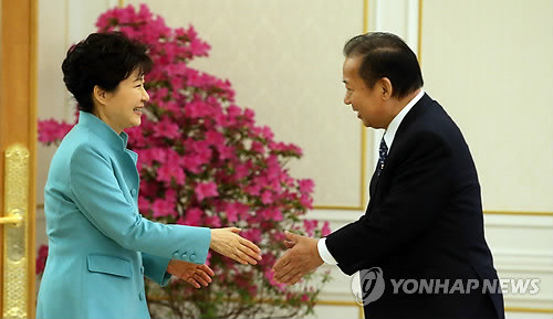 ▲ 박근혜 대통령이 13일 오후 청와대에서 니카이 도시히로 일본 자민당 총무회장을 만나 악수하고 있다. ⓒ연합뉴스 사진 DB