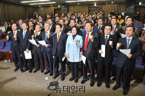 ▲ 12일 새누리당 소속의 인사청문특별위원회 위원들만 착석한 가운데 단독으로 심사경과보고서가 채택된 직후, 새정치민주연합 의원들이 국회본청내 회의실에 모여 규탄 결의대회를 진행하고 있다. 사진 맨 첫줄 왼쪽부터 오영식 주승용 최고위원, 우윤근 원내대표, 문재인 대표, 김경협 의원, 유승희 정청래 전병헌 최고위원, 안규백 원내수석부대표. ⓒ뉴데일리 이종현 기자