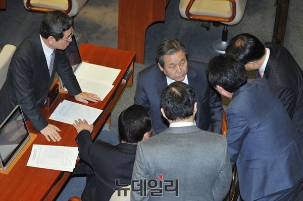 ▲ 여당 단독으로 국무총리 임명동의안 표결을 시도했던 12일 국회 본회의장에서 새누리당 김학용 대표비서실장이 지켜보는 가운데, 새누리당 김무성 대표최고위원과 원내지도부가 본회의 대책을 논의하고 있다. ⓒ뉴데일리 이종현 기자