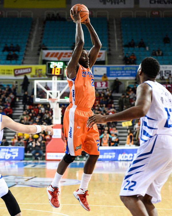 ▲ 인천전자랜드의 테렌스 레더(센터)가 리바운드를 잡아내고 있다. ⓒKBL