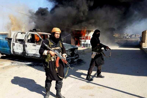 ▲ 이라크 안바르 주의 한 경찰서를 습격한 ISIS 지역 지휘관이 포즈를 취하고 있다. ⓒISIS 선전영상 캡쳐
