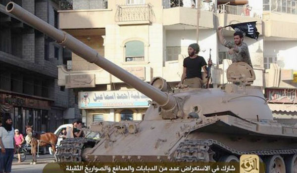 ▲ 테러조직 ISIS는 시리아와 이라크에서 정부군 시설을 습격, 다양한 무기들을 손에 넣었다. 그 가운데는 탱크, 장갑차, 미사일 등도 있다. 사진은 북한제 T-62 개량형을 몰고 있는 ISIS 조직원. ⓒISIS 선전영상 캡쳐