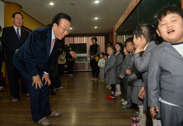 ▲ 김관용 경북도지사가 최근 경북도내 어린이집을 찾아 아동들과 인사를 나누고 있다.ⓒ경북도청 제공