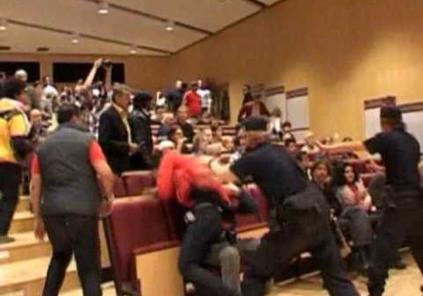 ▲ 라르스 빌크스가 웁살라 대학에서 '표현의 자유'라는 강의를 하던 도중 이에 반발한 무슬림 학생들에게 얻어맞는 장면. ⓒ유튜브 관련 영상 캡쳐