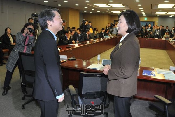 ▲ 새정치민주연합 안철수 의원과 박영선 의원이 25일 오전 의원회관 제2세미나실에서 열린 공정한 시장경쟁 좌담회가 시작되기에 앞서 인사를 나누고 있다. ⓒ뉴데일리 이종현 기자