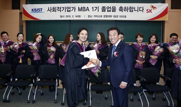 ▲ SK-카이스트 사회적기업 MBA 1기 졸업식에서 SK수펙스추구협의회 김창근 의장이 졸업생 위누 허미호 대표를 축하하며 악수를 하고 있다. ⓒSK그룹