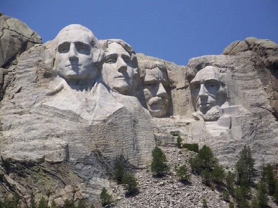 ▲ 미국 사우스다코타주 남서부 블랙힐스 산지에 위치한 러시모어산에는 미국 역사상 가장 위대한 대통령 4명의 두상이 조각되어 있다.(왼쪽부터 조지 워싱턴, 토머스 제퍼슨, 에이브러햄 링컨, 시어도어 루즈벨트)