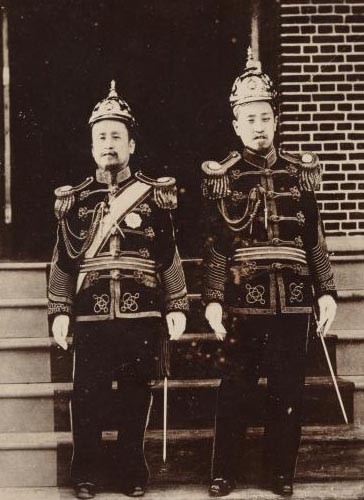 ▲ 대한제국을 선포하고 황제에 즉위한 고종황제와 황태자(뒷날 순종)의 정복차림. 이 복식은 러시아 황실을 따랐다고 한다.(1897년 모습)