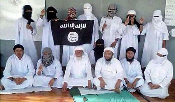 ▲ 인도네시아의 한 단체가 ISIS에 대한 충성맹세를 하는 모습. 인도네시아 정부는 현재 이들을 추적 중이다. ⓒ스트레이트 타임스 보도화면 캡쳐