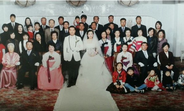 ▲ 2008년 11월 16일, 막내 딸(조진주 씨) 결혼식장에서 조근제(장인) 씨 가족이 가족사진을 촬영하고 있다. 가장 최근에 다섯 자매가 부부동반으로 한데 모였던 적이 바로 이때라고 한다.ⓒ해군