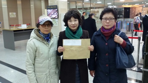 ▲ 주옥순 엄마부대봉사단 대표와 회원들이 정청래 최고위원을 국회윤리위원회 회부키 위해 국회를 방문, 청원서를 접수했다.ⓒ 뉴데일리DB