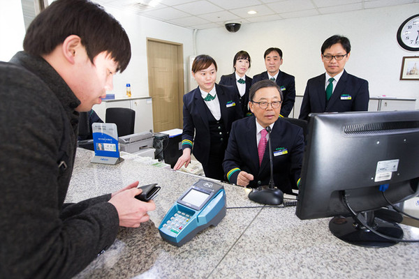 ▲ 일일명예 역장 체험에 나선 남유진 구미시장이 기차표를 발매하고 있다.ⓒ구미시 제공