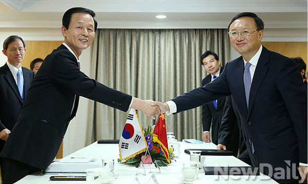 ▲ 김장수 청와대 국가안보실장과 악수하는 양제츠 중국 공산당 외교담당 국무위원. ⓒ뉴데일리 DB