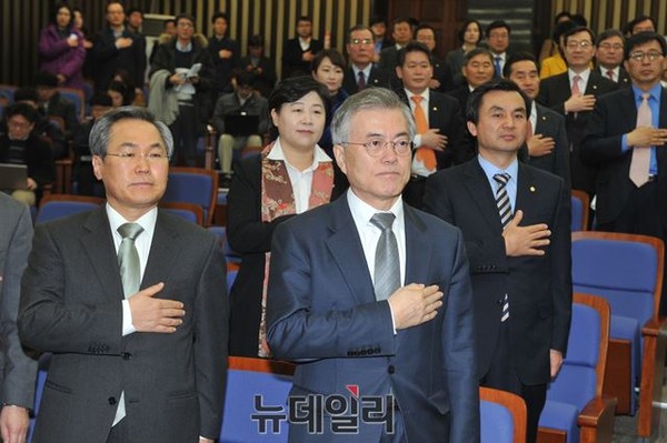 ▲ 새정치민주연합 의원총회에서 국기에 대한 경례를 하고 있는 우윤근 원내대표(맨앞줄 사진 왼쪽)와 문재인 대표. ⓒ뉴데일리 이종현 기자