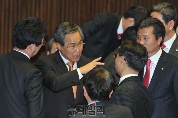 ▲ 새정치민주연합 우윤근 원내대표가 16일 국회 본회의에서 새누리당 원내지도부와 언쟁을 벌이고 있다. ⓒ뉴데일리 이종현 기자