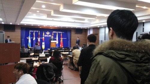 ▲ 이날 국방부 브리핑룸에서 열린 정례브리핑을 바라보는 남두호 인턴기자. ⓒ뉴데일리 이길호 인턴기자