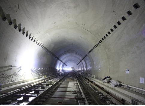 ▲ 서편연장 구간 내 터널 내부 레일하부 도상 콘크리트타설 전경.ⓒ뉴데일리