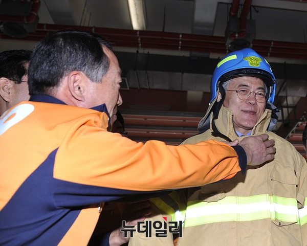 ▲ 새정치민주연합 문재인 대표가 17일 서울 동작소방서를 방문해 방화복을 입어보고 있다. ⓒ뉴데일리 정재훈 기자