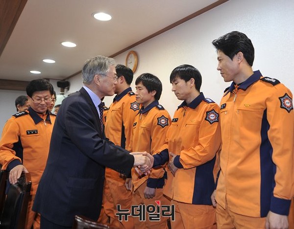 ▲ 새정치민주연합 문재인 대표가 17일 서울 동작소방서를 방문해 소방관들을 격려하고 있다. ⓒ뉴데일리 정재훈 기자