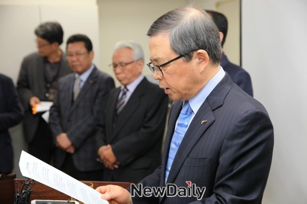 ▲ 남유진 구미시장이 대구취수원 이전과 관련해 17일 대구시청에서 기자회견을 하고있다.ⓒ뉴데일리