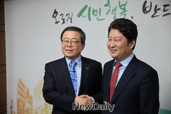 ▲ 남유진 구미시장(왼쪽)과 권영진 대구시장이 대구시청에서 만나 악수를 나누고 있다.ⓒ뉴데일리