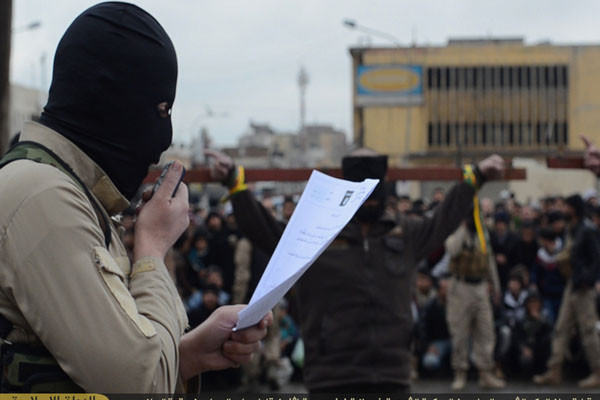 ▲ 테러조직 ISIS가 이라크 주민들을 공개처벌하는 모습. ⓒISIS 선전영상-IB타임스 보도화면 캡쳐