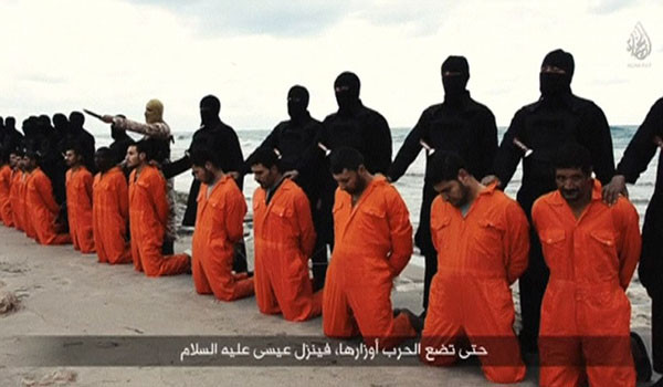 ▲ 지난 15일(현지시간) 테러조직 ISIS가 이집트 콥트교도 21명을 참수하는 영상을 공개했다. 장소는 리비아 해변가로 추정된다. ⓒISIS 선전영상 캡쳐