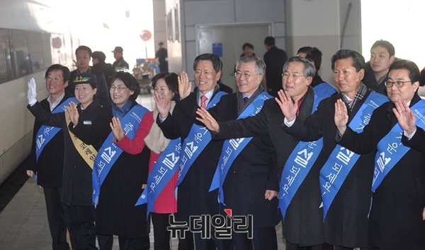 ▲ 문재인 새정치연합 대표를 비롯한 당 지도부가 설 연휴를 하루 앞둔 17일 귀성객들에게 손인사를 건네고 있다.  ⓒ뉴데일리 정재훈 기자