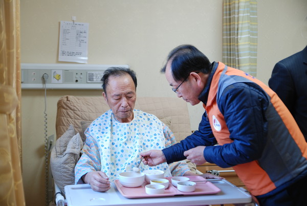 ▲ 한전 대구경북본부 박원형 본부장이 달성군 하빈면에 위치한 대구보훈요양원에서 식사 보조 활동을 펼치고 있다.ⓒ한전 대구경북본부 제공