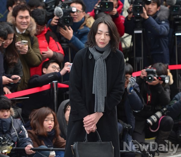 ▲ 지난해 12월 12일 국토부 항공철도사고조사위원회에 출석하고 있는 조현아 전 칼호텔네트워크 대표이사. 조현아 대표의 이른바 땅콩회항으로 난항을 겪고 있던 관광진흥법 개정안의 처리와 송현동 칼호텔 건립이 더욱 어려워졌다는 지적이 나온다. ⓒ뉴데일리 정재훈 기자