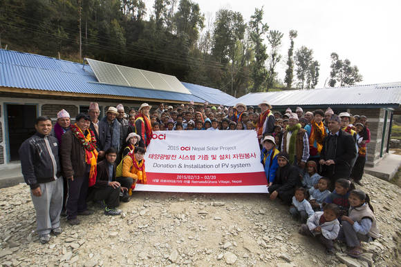 ▲ OCI 임직원 자원봉사자들이 네팔 안나푸르나 고산지역 라트마타 마을 주민들과 함께한 기념촬영 ⓒOCI
