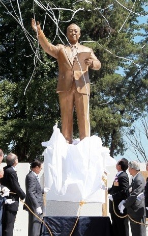 ▲ 1949년 미군철수와 중국대륙의 공산화에 대비, 이승만 대통령(왼쪽)은 장개석총통(오른쪽)을 만나 '아시아 반공동맹'을 젖극추진하였다. 현재 자유총연맹은 다시 결성한 '아시아민족 반공연맹'의 한국지부가 원형이다.