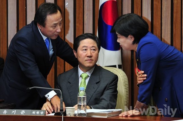 ▲ 신임 해양수산부 장관으로 내정된 새누리당 유기준 의원(사진 가운데). ⓒ뉴데일리 이종현 기자