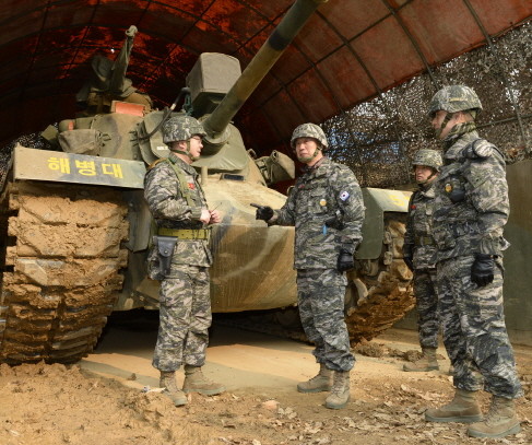 ▲ 이영주 해병대 사령관이 전차대대의 작전대비태세를 보고받고 장병들을 격려하고 있다.ⓒ해병대