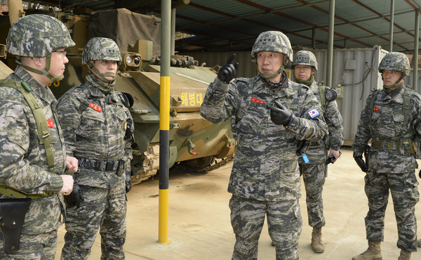 ▲ 이영주 해병대 사령관이 전차대대의 작전대비태세를 보고받고 장병들을 격려하고 있다.ⓒ해병대