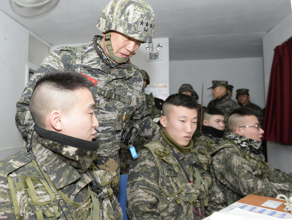 ▲ 이영주 해병대 사령관이 북한과 최근접한 애기봉 소초 상황실 근무자들을 격려하고 있다.ⓒ해병대