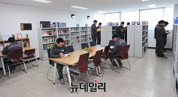 ▲ 근무를 마친 병사들이 북카페에서 독서 삼매경에 빠져있다.ⓒ뉴데일리 정재훈 사진기자