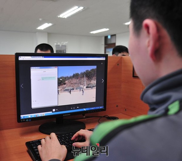 ▲ 사이버지식정보방에서 SNS를 통해 안부를 주고 받는 병사.ⓒ뉴데일리 정재훈 사진기자