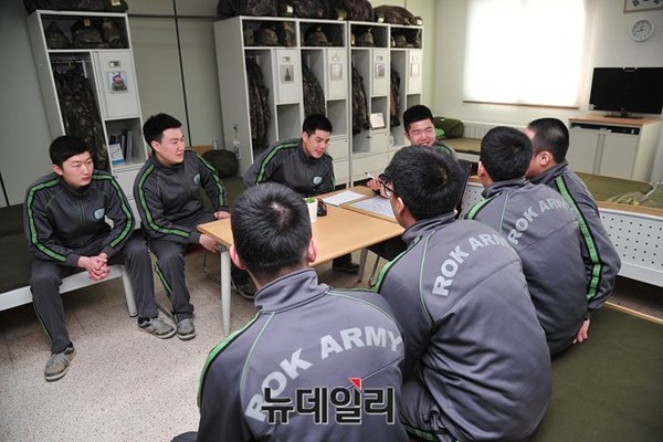 ▲ 지난달 1일 생활관 별 ‘룰제도’를 도입한 이후 병사들끼리 자율적인 토론을 하는 모습 .ⓒ뉴데일리 정재훈 사진기자