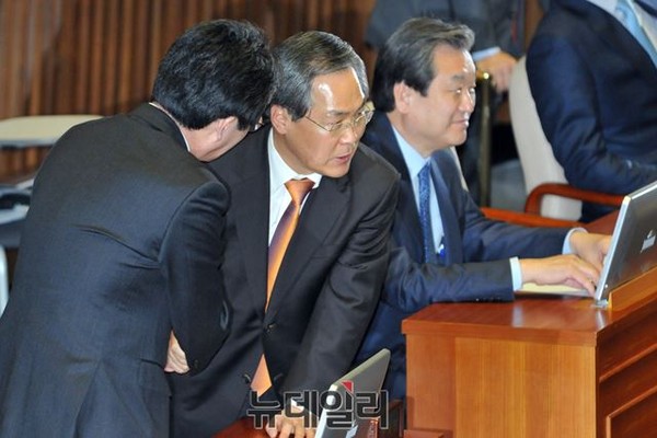 ▲ 새정치민주연합 우윤근 원내대표가 16일 이완구 국무총리 후보자에 대한 임명동의안 표결을 앞두고 원내에서 지휘하고 있는 가운데, 뒤에서는 새누리당 김무성 대표최고위원이 흐뭇한 표정을 짓고 있다. ⓒ뉴데일리 이종현 기자