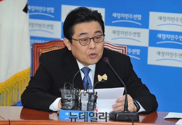 ▲ 말아피우는 담배에 대한 세금 감면을 추진하겠다고 밝힌 새정치민주연합 전병헌 최고위원. ⓒ뉴데일리 이종현 기자