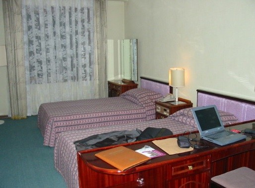 ▲ 평양의 최고급 '고려호텔'(45층)과 호텔방 내부. 한국인들이 가장 많이 이용한다고.(자료사진)